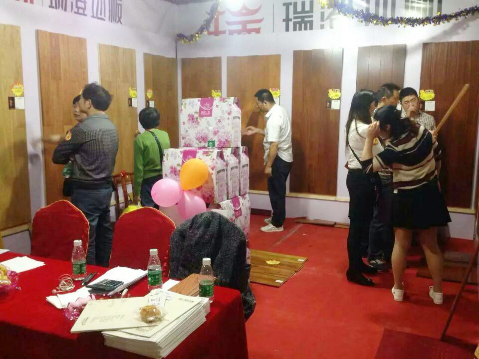 首屆濱江建材家居萬人團(tuán)購砍價會